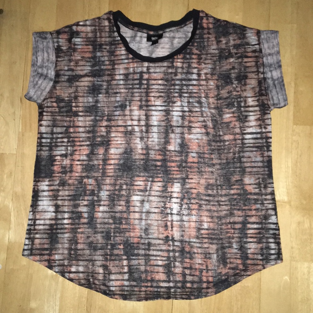 🍄5/$25🍄 Watercolor tee w/ rolled sleeves.